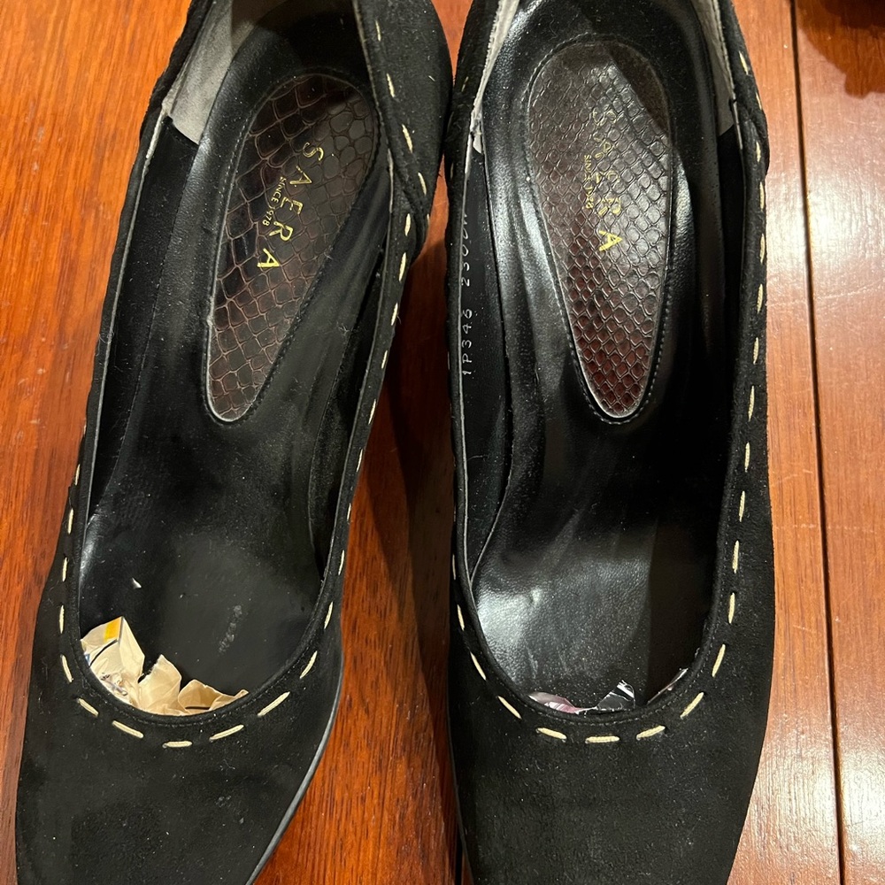 Swede black pumps